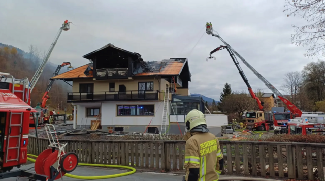 In Schladming kam es zu einem Brand im Dachgeschoss in einem Hotel.  | Foto: BFV Liezen