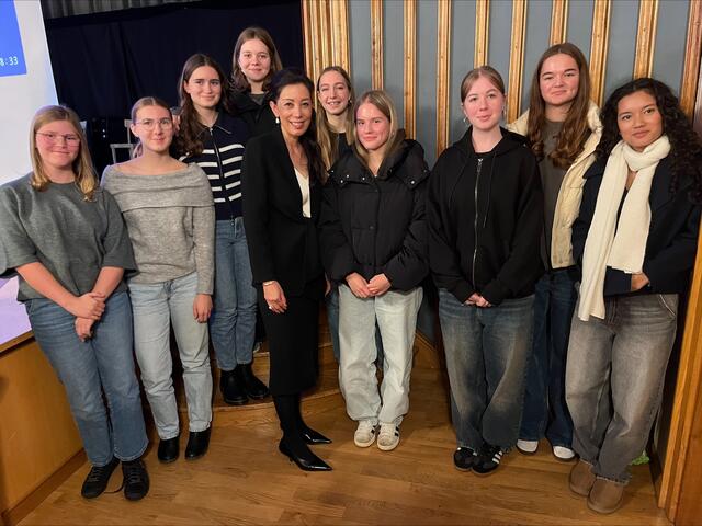 Saori Dubourg, CEO der Greiner AG, hielt einen Impulsvortrag im Stiftsgymnasium Kremsmünster, der  bei Lehrkräften und Schülern gleichermaßen einen bleibenden Eindruck hinterließ.
 | Foto: Stiftsgymnasium Kremsmünster