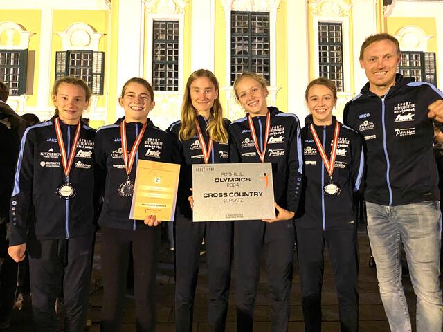 Glückliches Mädchenteam der Sportmittelschule Kitzbühel mit Klassenvorstand der 4s Klasse Thomas Hartl. | Foto: Sport-MS