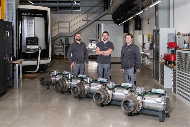 Das Team der „Spanabhebende Fertigung“ von Frauscher Motors mit den neuen Generatoren, die für die Entwicklung umweltfreundlicher Kraftwerke in den USA vorbereitet sind. v.l. Lukas Kohlbauer, Dominik Schneglberger und Gerhard Mayrhofer. | Foto: Highfoto – Berghammer e.U.