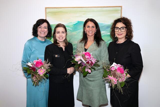 Die neue alte Führung von FidW Wels: Sybille Prähofer, Elke Drum und Monika Herrnbauer-Thaler mit Lisa Sigl, stv. Landesvorsitzende (2. v. l.).  | Foto: Sabine Starmayr