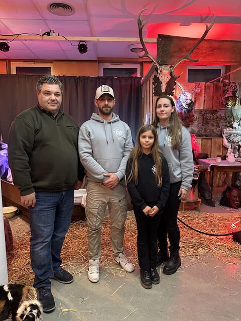 Bürgermeister Jürgen Duffek, Vereinsobmann Maximilian Waschulin, Emily Waschulin und Catharina Waschulin. | Foto: Stabruchteifl´n Niederhollabrunn und Sabrina Köppel-Thomasch