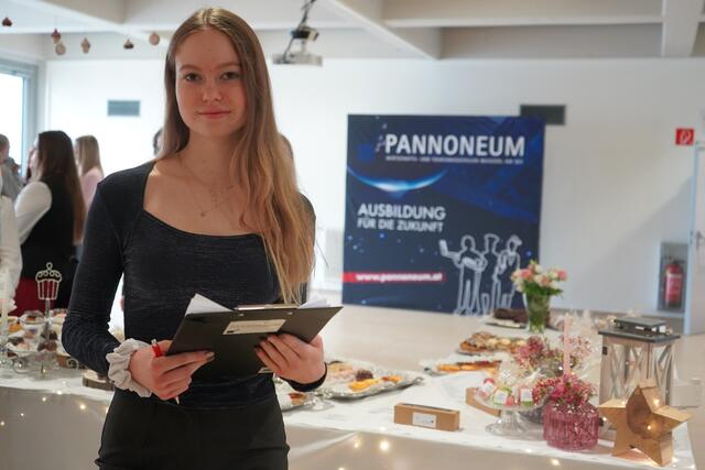 Absolventin Julia Math führte wie andere ihrer Kolleginnen und Kollegen die Besucher mit viel Empathie zu den einzelnen Stationen in der Schule | Foto: Andrea Glatzer