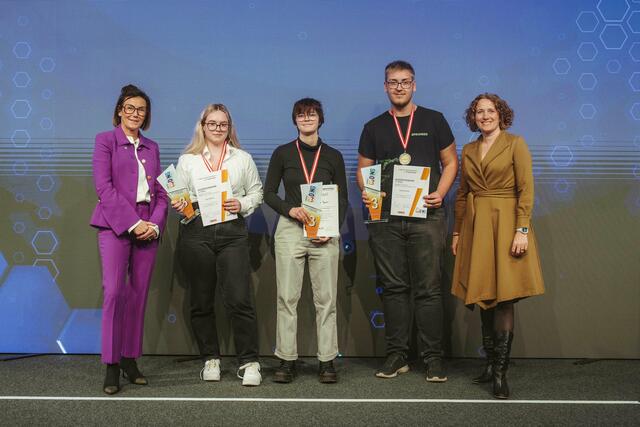 In der Kategorie Professionals geht der ausgezeichnete dritte Platz an Lilly Sabitzer, Lara Pjanic und Thomas Stark von der Springer Maschinenfabrik mit der App "Go Green" | Foto: Nadine Studeny