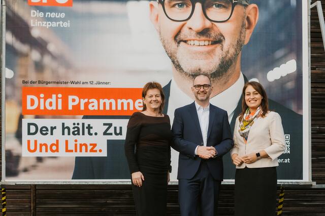 SPÖ-Bürgermeisterkandidat Dietmar "Didi" Prammer präsentierte heute in Pichling seine Kampagne für den Bürgermeister-Wahlkampf. Große Unterstützung erhält er aus den eigenen Reihen der "neuen Linzpartei", allen voran Vizebürgermeisterin Karin Hörzing (li.) und Stadträtin Tina Blöchl. | Foto: Markus Schneeberger