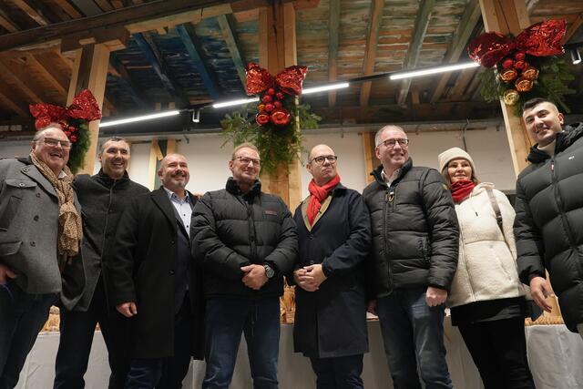Weihnachtsmarkt-Veranstalter Leitner mit Bürgermeister Stangassinger und Halleiner Gemeinderäten. | Foto: Stefan Schubert