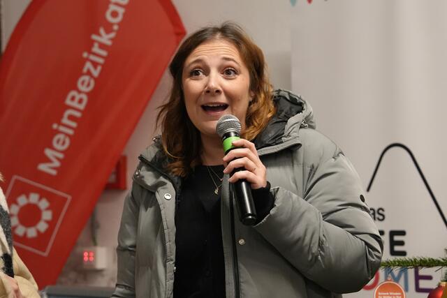 Patricia Dürager von der Caritas erklärte den Besuchern, wie der Wunschbaum funktioniert. | Foto: Stefan Schubert