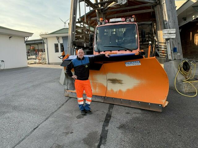 Reinhard Pfeiffer mit seinem Schneepflug. | Foto: Thiem