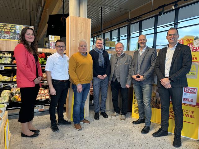 Freuen sich über die Wiedereröffnung des Billa-Marktes in Heiligenkreuz im Lafnitztal: Jaqueline Weissenberger, Markt-Leiter Manfred Neuherz, Vizebürgermeister Georg Pataki, Manfred Pitters, Bürgermeister Edi Zach, Billa-Vertriebsdirektor Peter Gschiel und Vertriebsmanager Jürgen Wolf (v.l.). | Foto: Elisabeth Kloiber
