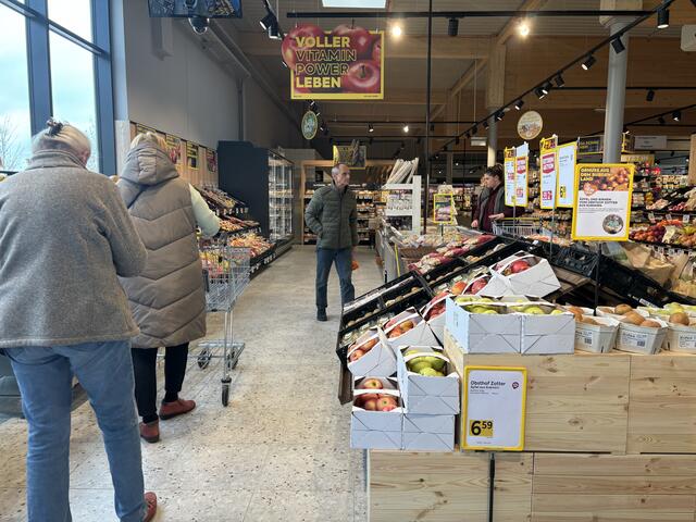 Der vergrößerte Frischebereich breitet eine breite Auswahl an saisonalem Obst und Gemüse. | Foto: Elisabeth Kloiber