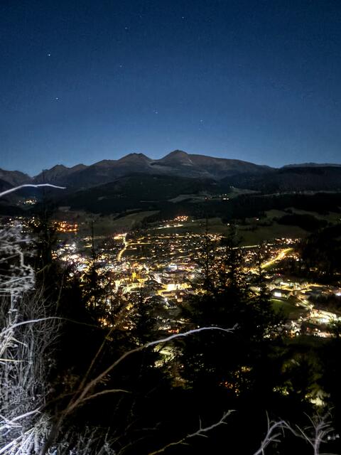 Die Bergrettung war im Dunklen im Einsatz - hier der Blick auf das abendliche Tamsweg. | Foto: Robert Stecker / Bergrettung Tamsweg
