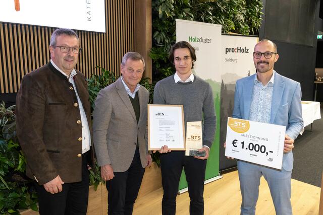 Jan Gölzner erhält eine Auszeichnung und ein Preisgeld über 1.000 Euro. | Foto: Holzcluster Salzburg/Neumayr/Chris Hofer