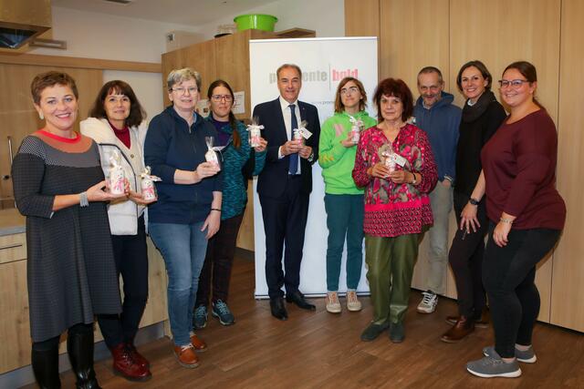 pro mente Burgenland Geschäftsführerin Obfrau Eva Blagusz, Erni Kiss (Mitarbeiterin pro mente Zurndorf), die Klientinnen Katalin Melcer und Sonja Gredinger (pro mente Zurndorf), Soziallandesrat Leonhard Schneemann, die Klienten Sandra Watzka, Evelin Lichtenberger und Florian Zacherl (pro mente Zurndorf), pro mente Burgenland Vorständin Obfrau-Stv.in Sonja Karall und Jasmin Tinhof, Standortleitung pro mente Mattersburg | Foto: Landesmedienservice Burgenland