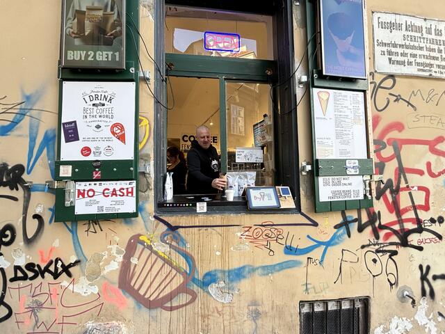 Aus einem kleinen Fenster wird der Kaffee gereicht, Platz zum Sitzen gibt es keinen. | Foto: Nathanael Peterlini