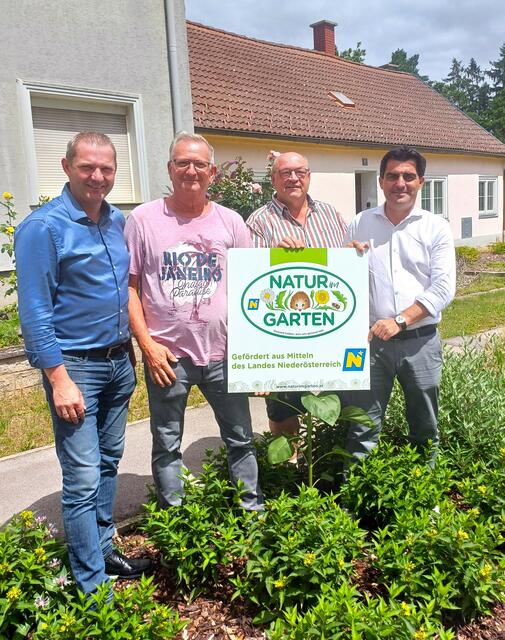 Bürgermeister Ernst Kreuzinger, Dorferneuerungvereins-Obmann Norbert Kappel, Ortsvorsteher Hannes Bauer und Abgeordneter zum NÖ Landtag Christian Gepp (v.l.). | Foto: "Natur im Garten" / M. Liehl-Rainer