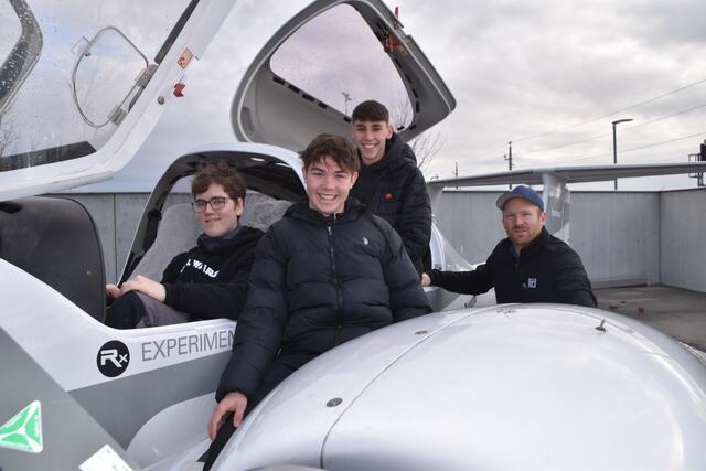 Tag der offenen Tür in der HTL Eisenstadt: Hoch hinaus soll es für die Schüler der Flugtechnik gehen. Jan, Ben und Andi mit ihrem Professor Martin Wagner.  | Foto: Stefan Schneider