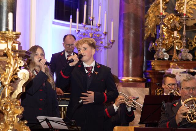 Amelie und Elias Maier bei ihrem Gesangsduett. | Foto: Bundesbahnmusikkapelle Bischofshofen