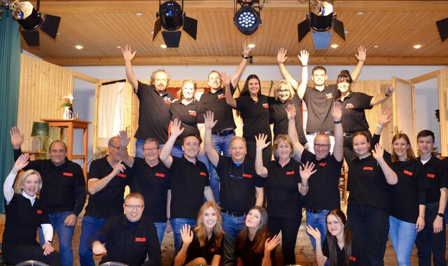 Akteure dieser heiteren Komödie (dahinter stehend), mit den fleißigen Helfern und Helferinnen von dieser großartigen Vorstellung  | Foto: Elisabeth Peinsipp