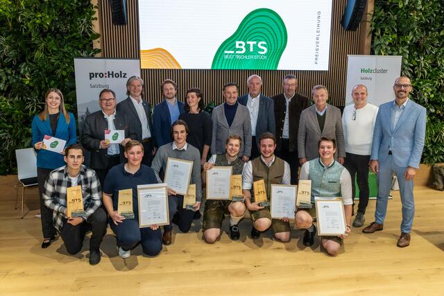 Die versammelte Mannschaft: Veranstalter, Preisträger, Jury und die Ehrengäste. | Foto: Holzcluster Salzburg/Neumayr/Chris Hofer
