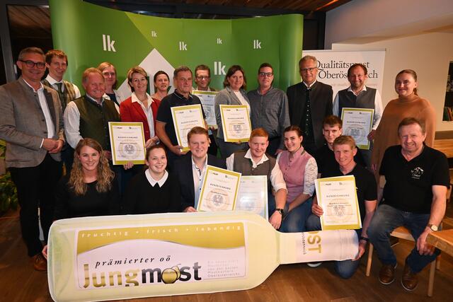 Franz Waldenberger, Präsident der Landwirtschaftskammer OÖ (l.), und deren Direktor Karl Dietachmair (3. v.r.) gratulierten in feierlichem Rahmen den ausgezeichneten Betrieben zu ihren Jungmost-Prämierungen. | Foto: Landwirtschaftskammer OÖ