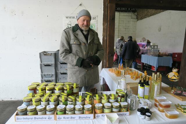 Honig von "BieneJoe", als auch Obst, Gemüse und Fleischwaren kann man am Markt erwerben.  | Foto: Patricia Hillinger/MeinBezirk