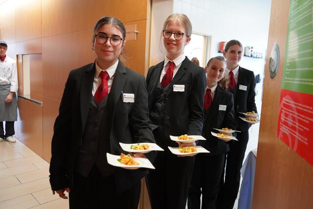 Hier werden die Speisen hoch motiviert und professionell aufgetragen | Foto: Andrea Glatzer