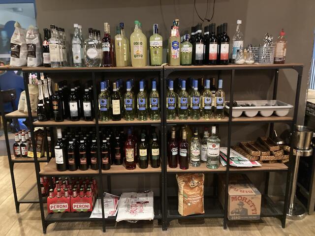 Eine Auswahl an italienischen Köstlichkeiten, die man auch kaufen kann. | Foto: Michael Ellenbogen