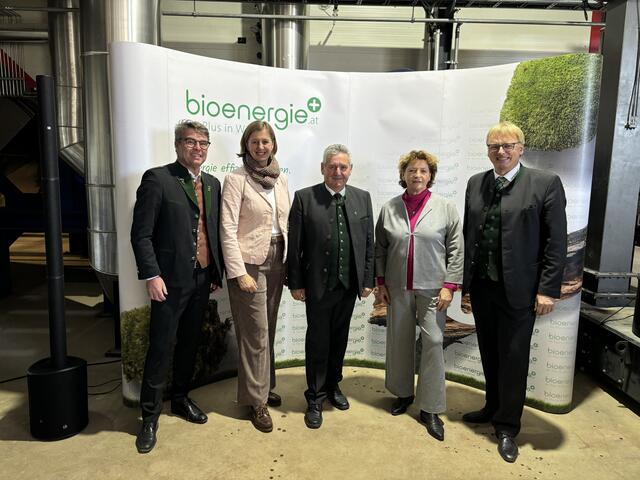 Beim Event: Bernhard Karrer (Bioenergie-Gruppe), Landesrätin Barbara Eibinger-Miedl, Bürgermeister Josef Niggas, Landesrätin Ursula Lackner und Jakob Edler (Bioenergie-Gruppe). (vl.) | Foto: Löschnig