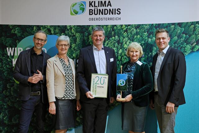 Klimabündnis OÖ-Geschäftsführer Norbert Rainer, Katharina Seebacher, Klimabündnis-Vorstand, Bürgermeister Christian Steiner, Amtsleiterin Renate Kepplmüller, Landesrat Stefan Kaineder | Foto: Klimabündnis OÖ