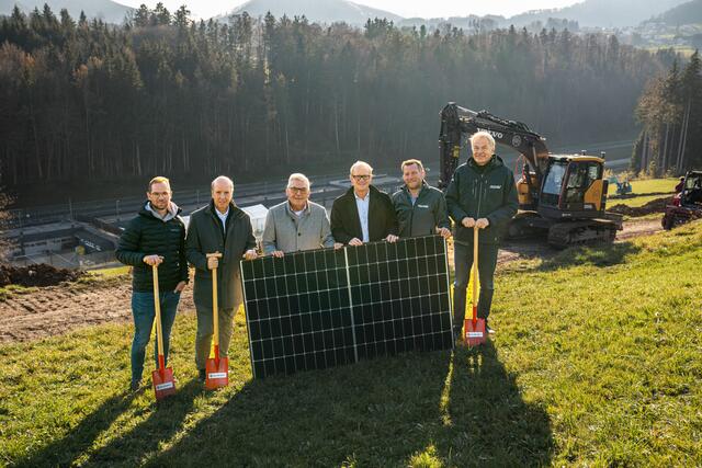 Von links: Markus Kraus (Projektleiter Agri-PV Salzburgring Salzburg AG), Wolfgang Ganzenhuber (Bgm. Plainfeld), Landesrat Josef Schwaiger, Herwig Struber, Vorstand der Salzburg AG, Andreas Wegschaider (Geschäftsführer Ökovolt) und Friedrich Lehensteiner (Präsident des Salzburgrings). | Foto: Salzburg AG