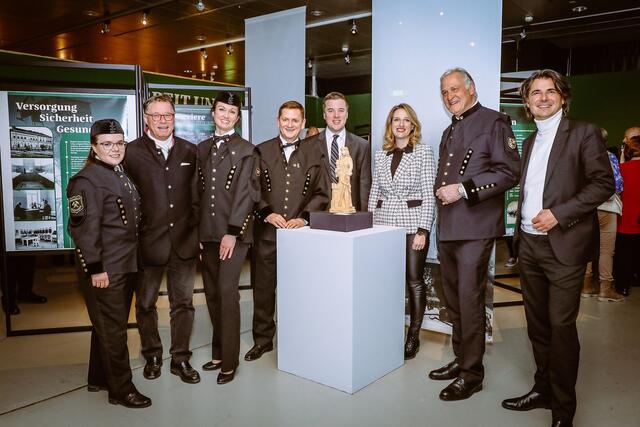 Ausstellung feierlich eröffnet: Kapellmeisterin Bergkapelle Leoben-Seegraben Gloria Ammerer, Stadtpfarrer Markus Plöbst, Obfrau Trachtenverein und Knappschaft Steirerherzen Seegraben Brigitte Huber, Bürgermeister Kurt Wallner, Kulturstadtrat Johannes Gsaxner, Kunsthistorikerin Karin Hojak-Talaber, Montanuni-Rektor Peter Moser, Leiter der Landeskulturabteilung Patrick Schnabl (v.l.) | Foto: Freisinger/Armin Russold