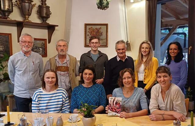 1 Reihe, v.l.n.r.: Petra Scholze-Simmel, Katharina Daxböck, Cornelia Janker, Lotte Riesenhuber
2. Reihe, v.l.n.r.: Gerhard Hackner, Hans Weis, Samuel Fuxsteiner, Anton Gonaus, Raphaela Skopal, Julia Franta | Foto: Cornelia Janker