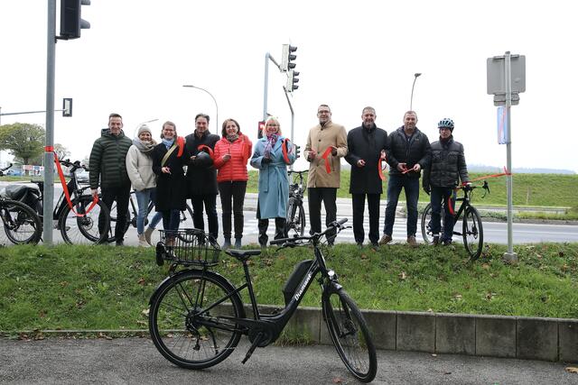Vizebürgermeisterin Anna-Maria Demmelmayr (3.v.l.), Gemeinderat Harald Peham, Stadträtin Judith Ringer, Stadträtin Evelyn Kattnig, Bürgermeister Markus Vogl, Stadtrat Christian Baumgarten und Vizebürgermeister Helmut Zöttl mit den zuständigen Magistratsmitarbeitern an der neuen Radfahrerüberfahrt. | Foto: Klaus Mader