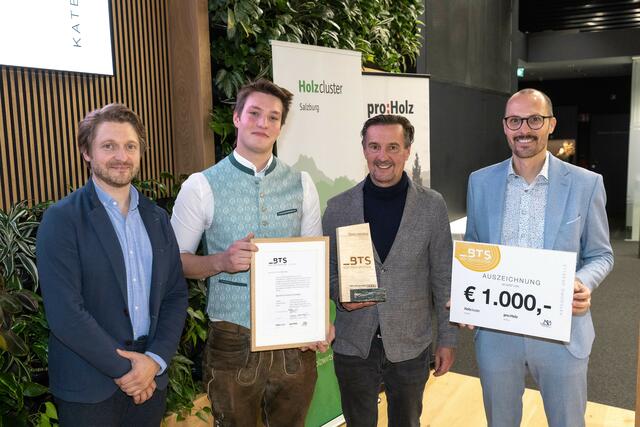 Julian van der Smagd bekommt eine Auszeichnung für sein Projekt. | Foto: Holzcluster Salzburg/Neumayr/Chris Hofer