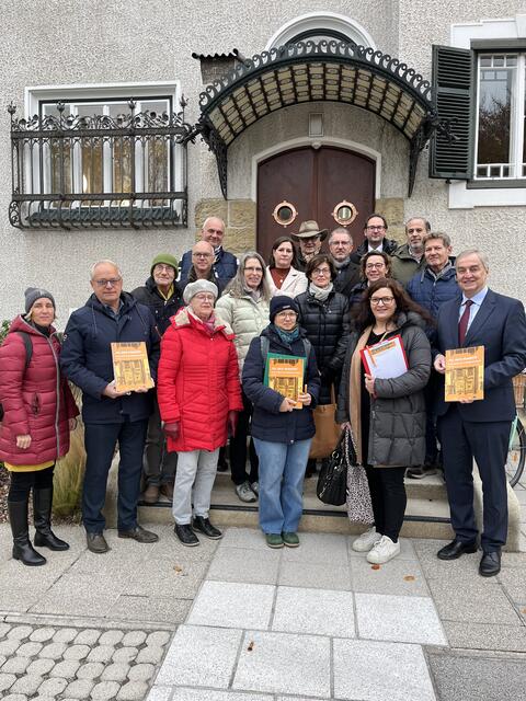 Unter fachkundiger Leitung von Oskar Januschke führte der Spaziergang die Teilnehmer zu verschiedenen Stationen der Innenstadt.  | Foto: Stadtgemeinde Stockerau