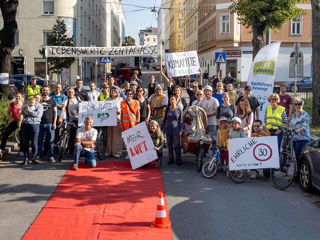 Wie die Zukunft der Zentagasse aussehen könnte, hat die Grätzlinitiative Zentaplatz sogar schon im September bei einem Pop-up-Radweg mit Grätzlfest demonstriert. | Foto: zVg