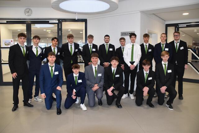 Die Schülerinnen und Schüler der HTL begleiteten die Besucher durch die Schule.  | Foto: Stefan Schneider