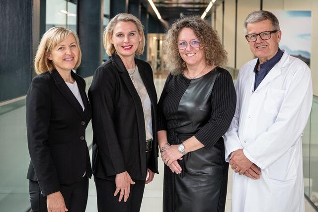 DGKP Martina Grießer  - Pflegedirektorin; DGKP Kathrin Wimmer  - Schuldirektorin; Silke Göltl –Geschäftsführerin; OA Dr. Michael Hofer - Ärztlicher Direktor | Foto: René R. Wenzel