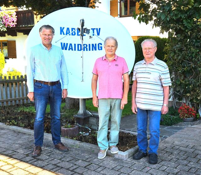 Fritz Obernauer mit Reinhold Divisek jun. und sen. | Foto: Ortswärme