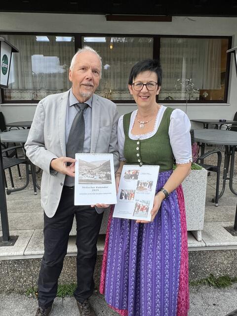 Tanja Scheikl und Werner Pointner haben den neuen Kalender für 2025 präsentiert. | Foto: Johanna Scheikl