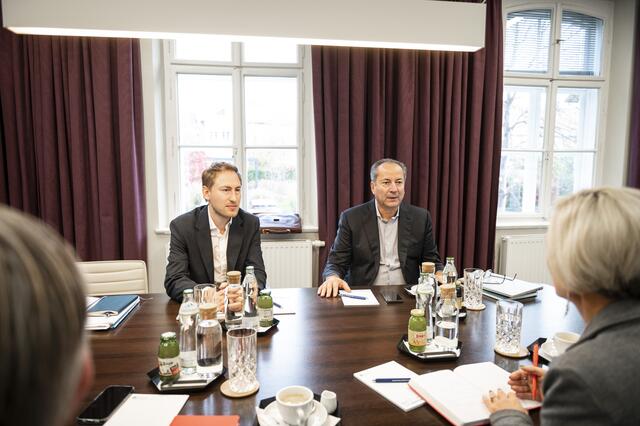 "Kopfwehtabletten genügen nicht mehr, wir müssen die Symptome bekämpfen, um den Standort wieder zum Aufschwung zu verhelfen", so die IV-Spitze mit Kurt Maier (r.) und Christoph Robinson beim Interview mit MeinBezirk. | Foto: zem-photoart