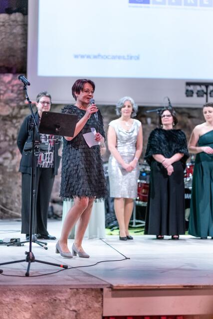 Das Ballkomitee mit Landtagspräsidentin Sonja Ledl-Rossmann freuten sich über die gelungene Veranstaltung.  | Foto: Team Stadthaus, Peter Koren