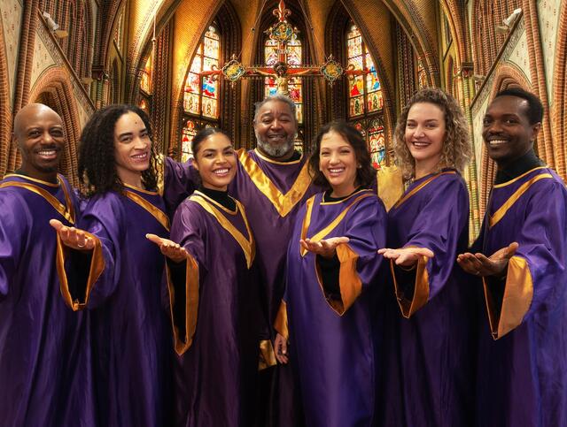 The International Gospel Society mit Big John Whitfield besingt die Kirche in Reindorf. | Foto: The International Gospel Society