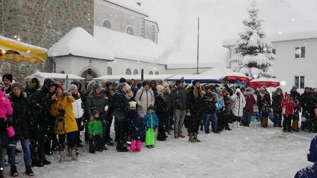 Adventmarkt am Kirchenplatz in Pühret.  | Foto: Norbert Scheiblhofer
