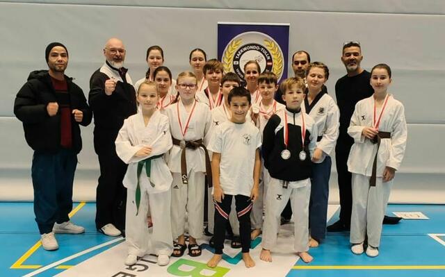 v.l.n.r: Hassan Hossaini, GM Dietmar Brandl, Sofiia Voroshylova, Arina Ilyk, Vivien Majcan, Marija Bojanic, Vira Voroshylova, Johannes Lehner, Luigi Gligoric, Rafael Brcerevic, Gudrun Predota, Simon Predota, Matthias Lehner, Referee Michael Hirschler, Anna Doschek, Kyorugi-Trainer Mohamed „Chili“ Saidi, Nadiia Voroshylova