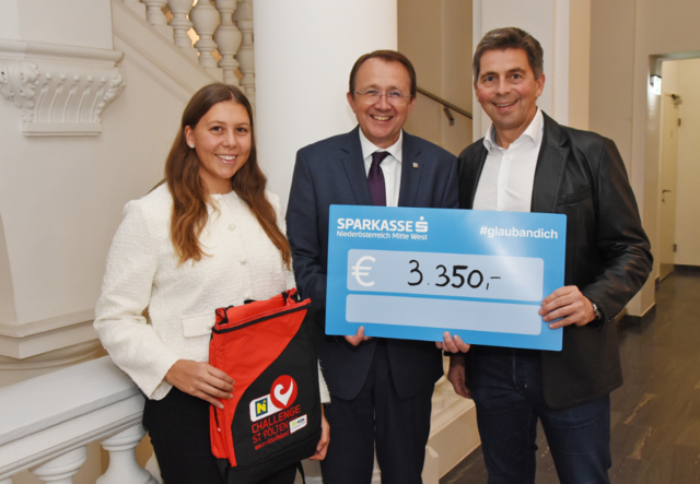 Matthias Stadler, Bürgermeister von St. Pölten, nimmt die Spende von 3.350 Euro entgegen, die durch die Challenge St. Pölten für die Hochwasseropfer gesammelt wurde. | Foto: Challenge St. Pölten