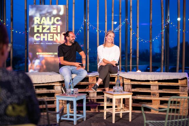 Zum dritten Mal holen Birgit Enk und Hannes Treichl heimische Unternehmer im Live-Talk auf die Bühne. | Foto: Tiroler Sparkasse