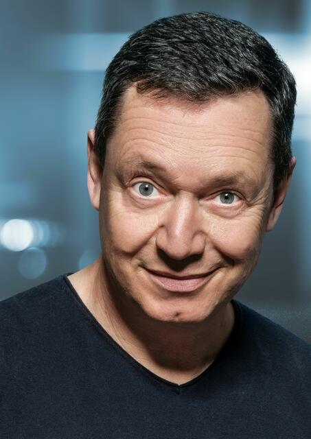 Alex Kristan lädt am 12.5.25 im Glenthof Imst zu „50 Shades of Schmäh“.  | Foto: Gergely