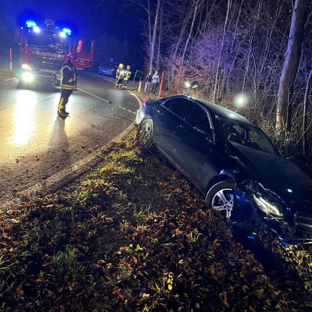 Das stark beschädigte Auto nach dem Aufprall gegen einen Baum auf der L 121 in Mauerbach. | Foto: FF Mauerbach