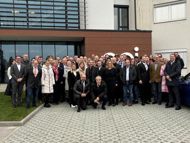 Mitarbeiter des Standorts sowie Gäste aus dem Unternehmen, Politik und Wirtschaft beim großen Gruppenfoto | Foto: MeinBezirk.at